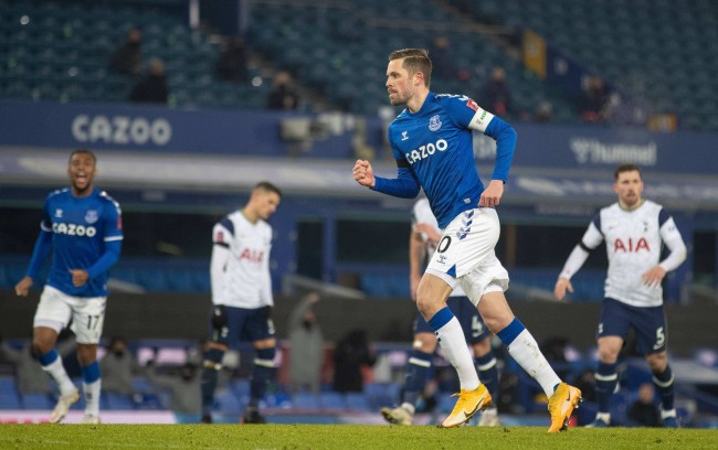 谢什科抵达曼彻斯特后低调离开机场 车内躲避媒体镜头